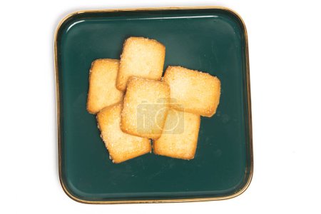 Téléchargez les photos : Groupe de biscuits au beurre danois le biscuit au pain finlandais dans une assiette verte vue du dessus isolé sur fond blanc chemin de coupe - en image libre de droit