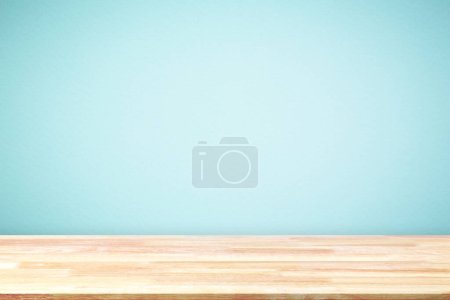 Téléchargez les photos : Abstract Natural wood table texture on blue background : Top view of plank wood for graphic stand product, interior design or montage display your product - en image libre de droit