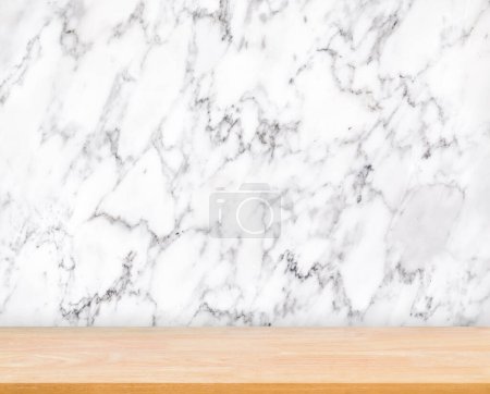 Foto de Resumen Textura de mesa de madera natural sobre fondo de mármol de lujo blanco: Vista superior de madera de tablón para el producto de soporte gráfico, diseño de interiores o montaje mostrar su producto - Imagen libre de derechos