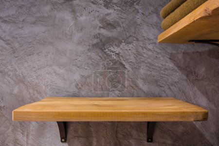 Abstrait Table en bois naturel avec toile de fond en béton grunge peinture fond mural. Vue de dessus du bois de planche pour le produit de stand graphique, design d'intérieur ou montage de votre produit. rack vide dans la salle de bain.