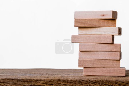 Téléchargez les photos : Blocs de bois sur fond blanc plancher boisé. image pour ajouter du texte ou du graphisme. - en image libre de droit