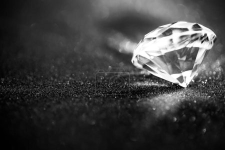 Téléchargez les photos : Bijoux abstraits en diamant parfait sur fond de texture. surface de pureté de diamant, espace libre pour ajouter du texte. - en image libre de droit
