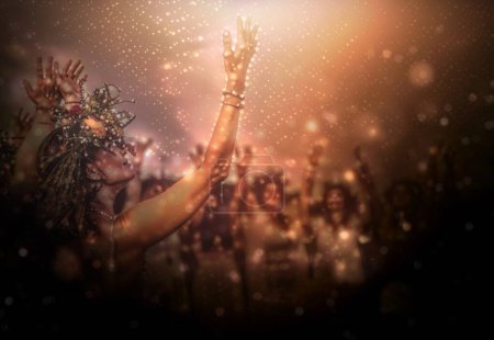 Téléchargez les photos : Femmes en couronne de fleurs sur prairie ensoleillée, couronne florale, symbole du solstice d'été. effet lumière magique - en image libre de droit