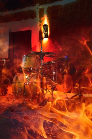 Foto de Batería y saxofón en el pub. Efecto fuego. - Imagen libre de derechos