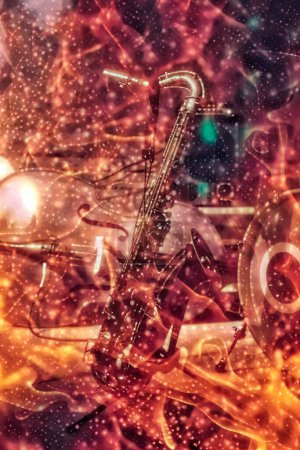 Foto de Saxofón con instrumentos musicales al fondo. Efecto fuego - Imagen libre de derechos