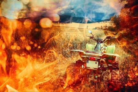 Téléchargez les photos : Une moto se tient dans la solitude au milieu d'un champ de bataille en feu. Le champ embrase de feu, créant une toile de fond envoûtante de flammes complexes superposées. Cette image capture l'intensité d'un champ. - en image libre de droit