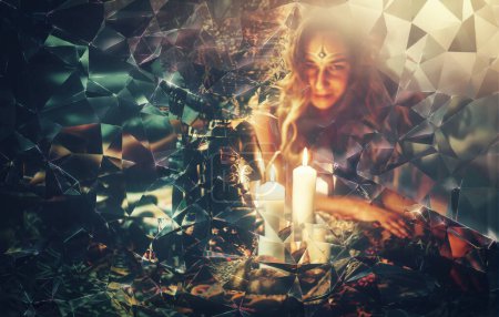 Eine Frau sitzt an einem Tisch, eine Kerze wirft einen sanften Schein. Dreieck und Kristallsplitter sind verstreut und evozieren Mystik. Hekate, die Göttin der Magie, wacht über.