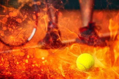 Foto de Pista de tenis con pelota de tenis y piernas de hombre en el fondo. Efecto fuego - Imagen libre de derechos