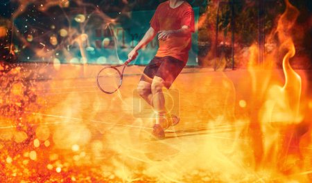Foto de Pista de tenis con pelota de tenis y hombre de fondo. Efecto fuego - Imagen libre de derechos