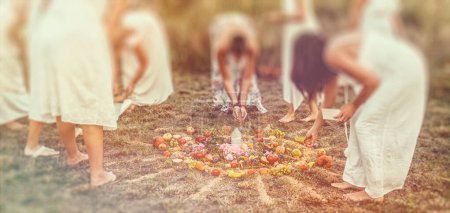Téléchargez les photos : Madala avec des fleurs et des fruits, cérémonie spirituelle de la terre - en image libre de droit