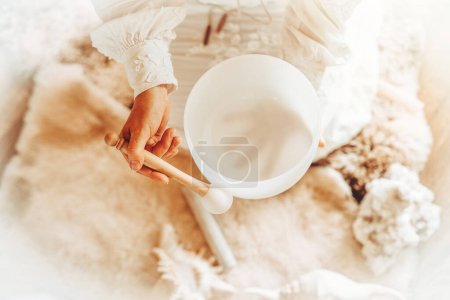 Téléchargez les photos : Femme jouant sur un bol en cristal. Espace de cérémonie - en image libre de droit