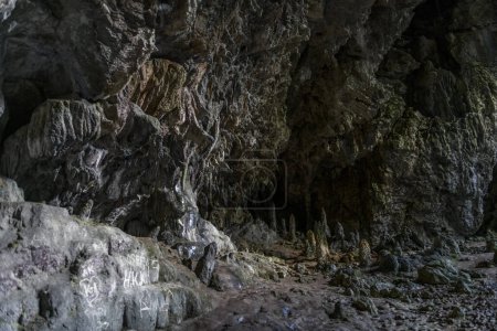 Foto de Cueva con estalactitas y estalagmitas. Una cueva en la montaña en Turquía cerca de Marmaris. Hermosa vista panorámica. - Imagen libre de derechos