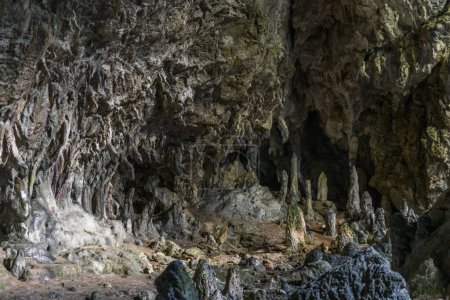 Foto de Cueva con estalactitas y estalagmitas. Una cueva en la montaña en Turquía cerca de Marmaris. Hermosa vista panorámica. - Imagen libre de derechos