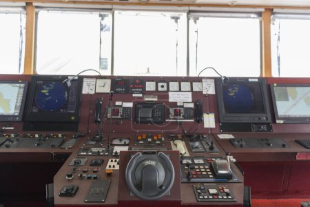 Foto de Dispositivo de control de la nave. Control del motor desde el puente de navegación. Enfocado en el timón, fondo borroso. - Imagen libre de derechos