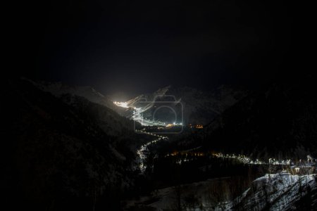 Berg-Skigebiet in der Nacht. Shymbulak - Bergskigebiet in Almaty, Kasachstan.