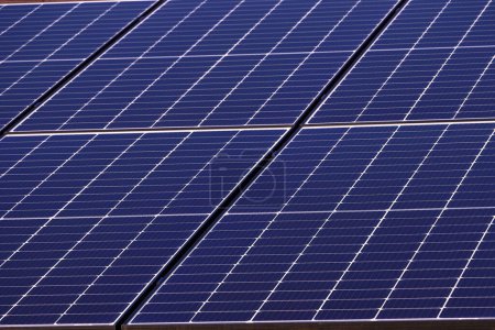 Foto de Detailed photo of photovoltaic panels, green energy, photovoltaic power plant, electricity production. - Imagen libre de derechos