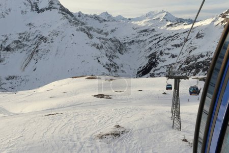 Téléchargez les photos : Sportgastein, Autriche - 12 28 2023 : Vue depuis le téléphérique jusqu'à la station de ski Sportgastein. L'hiver dans les Alpes. Voie rapide. - en image libre de droit