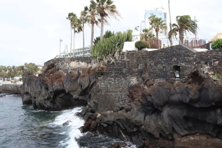 Téléchargez les photos : Rochers à la baie Martianez à Puerto de la Cruz, Tenerife Îles Canaries - en image libre de droit