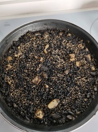 Riz noir Arroz Negro. Plat traditionnel valencien. Le riz noir est similaire à la paella aux fruits de mer, mais cuit à l'encre de calmar.