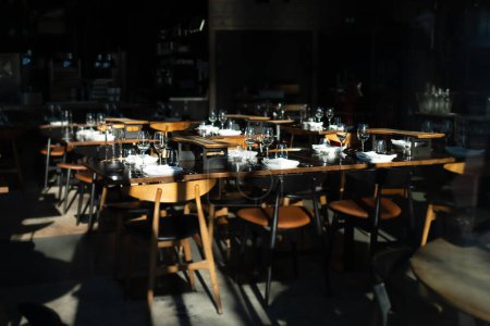 Téléchargez les photos : Restaurant intérieur avec un plat et des verres sur la table en bois - en image libre de droit