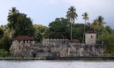 Castillo San Felipe de Lara en Guatemala visto desde el lago Izabal