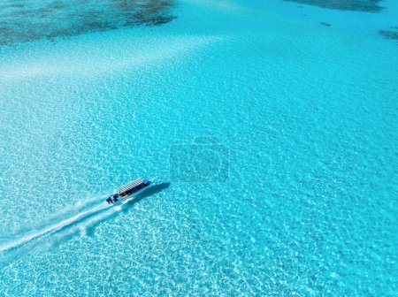 Vue aérienne du bateau flottant en eau claire et azurée en été. L'île de Zanzibar. Vue sur drone du yacht, banc de sable à marée basse, mer bleu clair, sable blanc. Idéal pour les vacances, les voyages. Contexte tropical