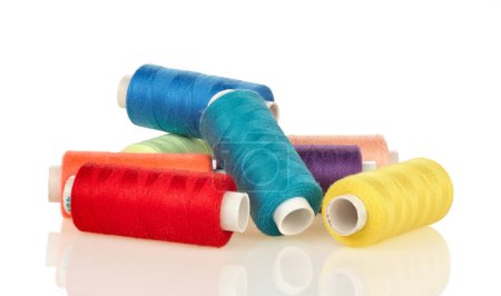 Téléchargez les photos : Tas de bobines de fils multicolores isolés sur fond blanc - en image libre de droit