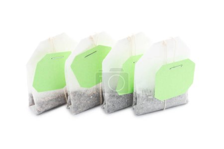 Téléchargez les photos : Sachets de thé isolés sur fond blanc - en image libre de droit
