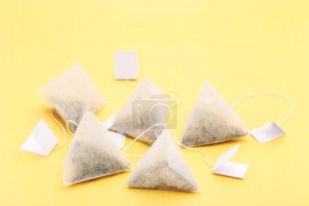 Téléchargez les photos : Sachets de thé sur fond jaune - en image libre de droit