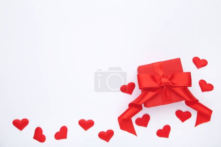 Téléchargez les photos : Coffret cadeau rouge avec des cœurs sur fond blanc - en image libre de droit