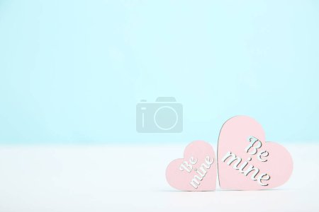 Téléchargez les photos : Coeurs en bois avec texte Be Mine sur fond bleu - en image libre de droit