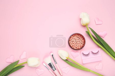 Téléchargez les photos : Fleurs tulipe, pinceaux de maquillage, blush et cils sur fond rose - en image libre de droit