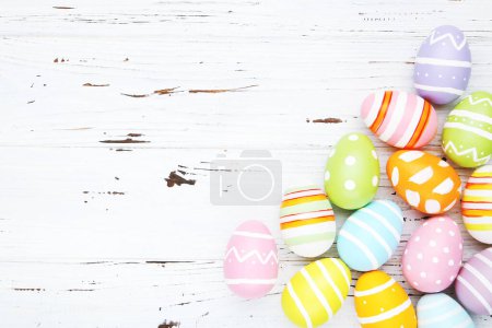 Téléchargez les photos : Colorful eggs on white wooden background - en image libre de droit