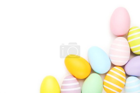 Foto de Fila coloridos huevos de Pascua en punto aislado sobre fondo blanco - Imagen libre de derechos
