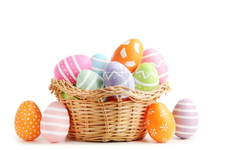 Foto de Huevos coloridos de Pascua en cesta aislados sobre fondo blanco - Imagen libre de derechos