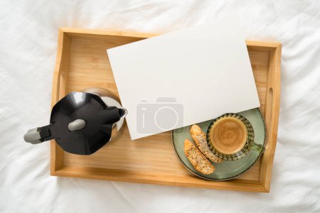 Foto de Café en la cama, una taza de café y una cafetera en una bandeja de madera - Imagen libre de derechos