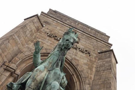 Téléchargez les photos : Syburg, Dortmund, NRW, Allemagne, 23 octobre 2022. Statue du Kaiser Wilhelm à cheval sur le fond de la vieille tour - en image libre de droit