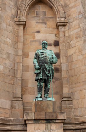 Téléchargez les photos : Syburg, Dortmund, NRW, Allemagne, 23 octobre 2022. Statue de Bismarck sur le fond de la vieille tour - en image libre de droit