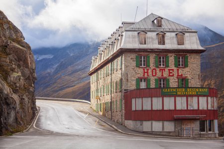 Téléchargez les photos : Situé dans les hautes terres suisses, le Mountain Hotel offre une vue imprenable et une retraite sereine. Vivez la beauté du paysage alpin et profitez d'un séjour mémorable - en image libre de droit