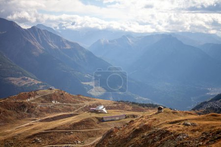 Foto de Majestuoso paisaje montañoso cerca de la ciudad de Fiesch y el glaciar Aletsch en Suiza - Imagen libre de derechos