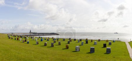 Téléchargez les photos : Photo panoramique de la côte de Cuxhaven Basse-Saxe, Allemagne. Paniers de plage sur la mer du Nord - en image libre de droit