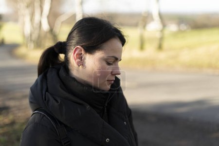 Foto de Retrato de una joven con una chaqueta negra en la calle - Imagen libre de derechos