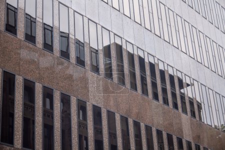 Fachada de un moderno edificio de oficinas, detalle de un moderno edificio de oficinas