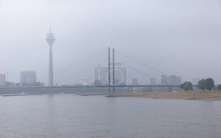 Blick auf die Stadt Düsseldorf im Nebel.