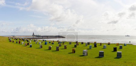 Téléchargez les photos : Photo panoramique de la côte de Cuxhaven Basse-Saxe, Allemagne. Paniers de plage sur la mer du Nord - en image libre de droit