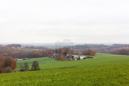 Herbstlandschaft mit Feldern und Wiesen in Bayern, Deutschland