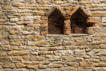 Téléchargez les photos : Vieux mur de pierre avec deux fenêtres. Texture de fond. Gros plan. - en image libre de droit