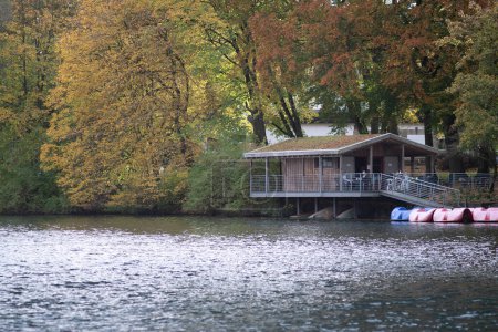 Herbst am Ufer der Donau in Wien, Österreich