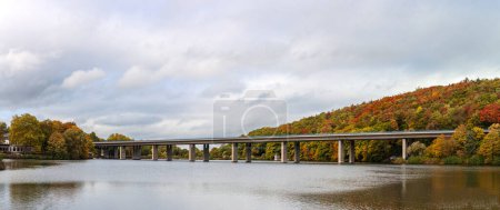 Brücke über den Seilersee in Iserlohn. Autobahn über den Teich