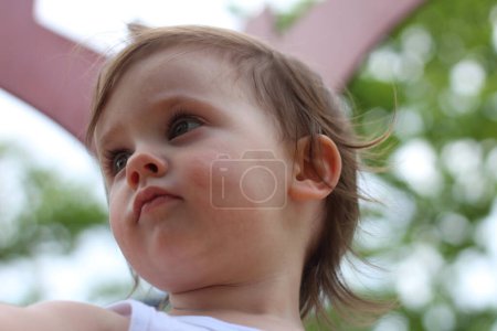 Téléchargez les photos : Triste petit enfant debout sur l'aire de jeux - en image libre de droit